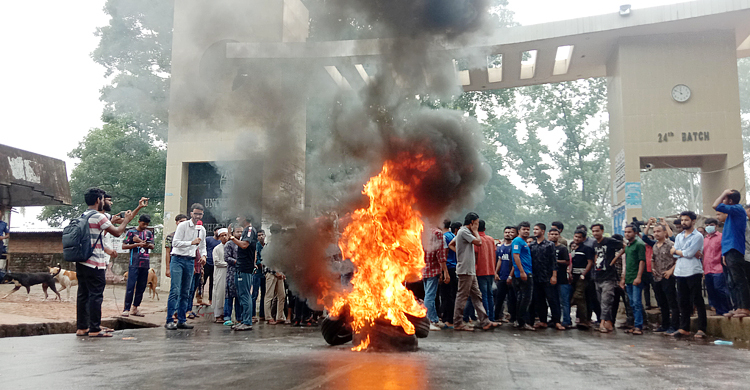 ছাত্রলীগে পদবঞ্চিতদের অবরোধে দিনভর অচল চবি