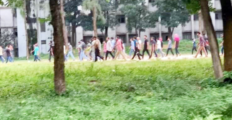 কর্মী সংগ্রহ নিয়ে চবি ছাত্রলীগের দু’পক্ষের দফায় দফায় সংঘর্ষ