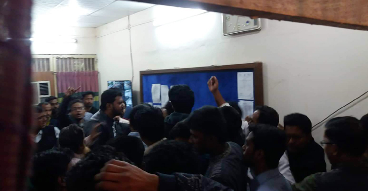 প্রক্টরের সামনেই দুই ছাত্রলীগ কর্মীর মারামারি