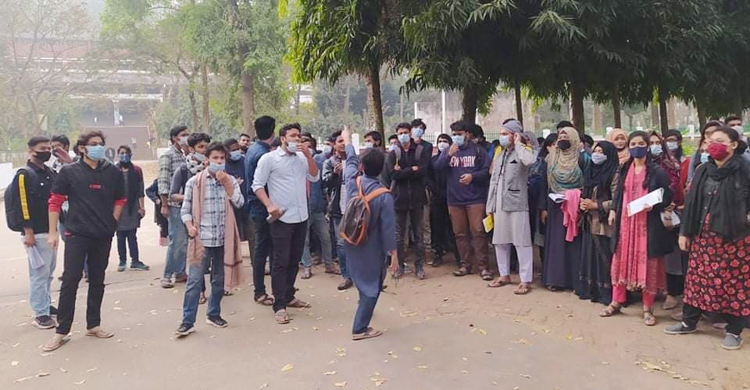 দুই বছর পর পরীক্ষায় বসে ফের আন্দোলনে শিক্ষার্থীরা