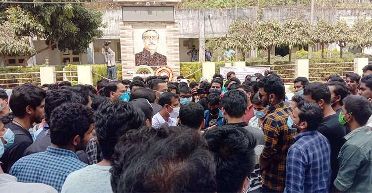 চবির পরীক্ষা স্থগিত, প্রত্যাহারের দাবিতে শিক্ষার্থীদের বিক্ষোভ