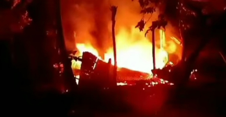কুমিল্লায় স্বতন্ত্রপ্রার্থীর নির্বাচনী কার্যালয়ে আগুন