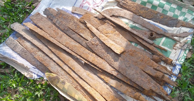 চবিতে পরিত্যক্ত দেশীয় অস্ত্র উদ্ধার