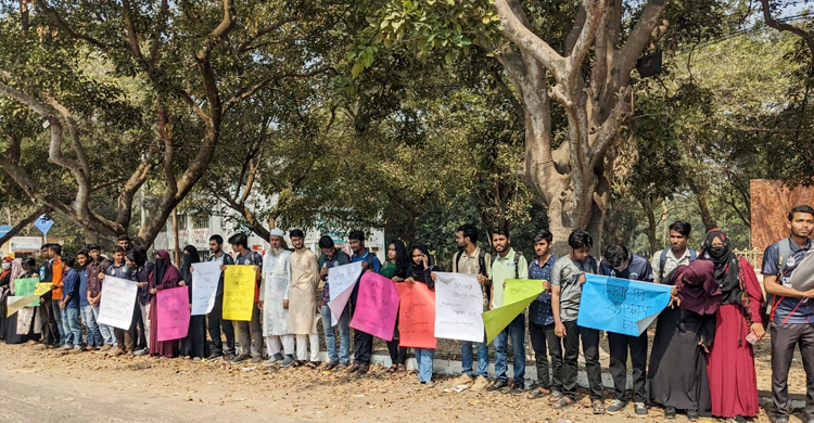 ক্লাস বর্জন করে শিক্ষক-শিক্ষার্থীদের ৪ দাবি