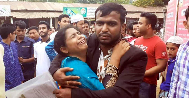 কেন্দ্রে ঢুকতে না পেরে কান্নায় ভেঙে পড়লেন ভর্তিচ্ছু শিক্ষার্থী