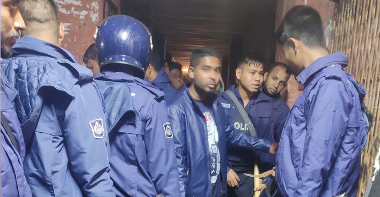চবির পাঁচ হলে আকস্মিক তল্লাশি, দেশীয় অস্ত্র উদ্ধার