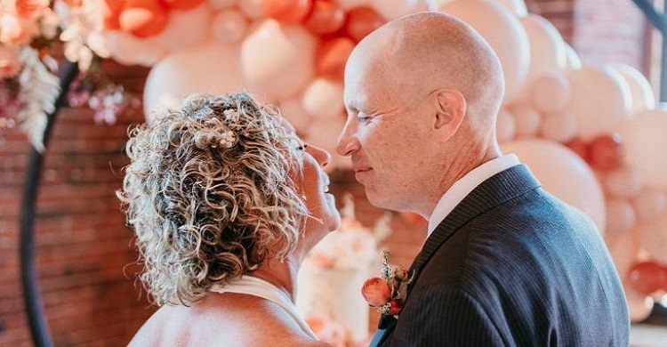 Man forgot he was married, and fell in love with his wife again