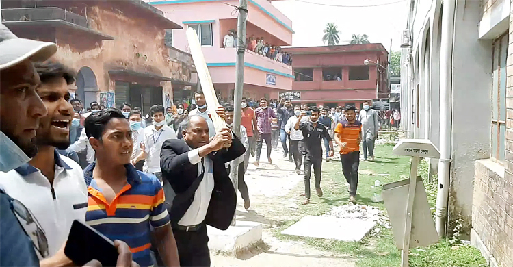 চুয়াডাঙ্গায় আইনজীবী-কর্মকর্তাদের হাতাহাতি, বিচারকের কক্ষ ভাঙচুর