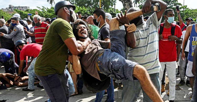 Cuba protests: Arrests after thousands rally against government