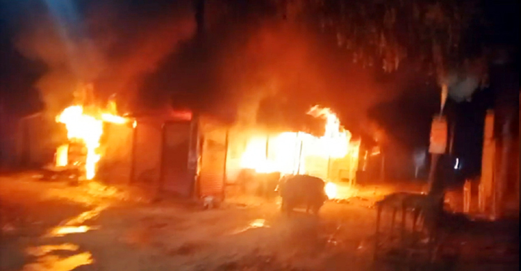 কুমিল্লায় আগুনে পুড়লো ১৪ দোকান