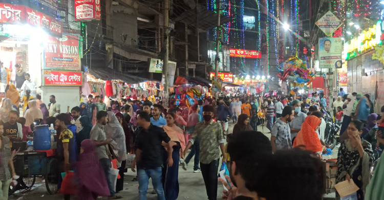 রাতদিন জমজমাট কুমিল্লার ঈদ বাজার