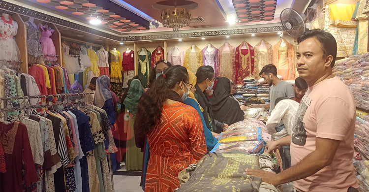 রাতদিন জমজমাট কুমিল্লার ঈদ বাজার