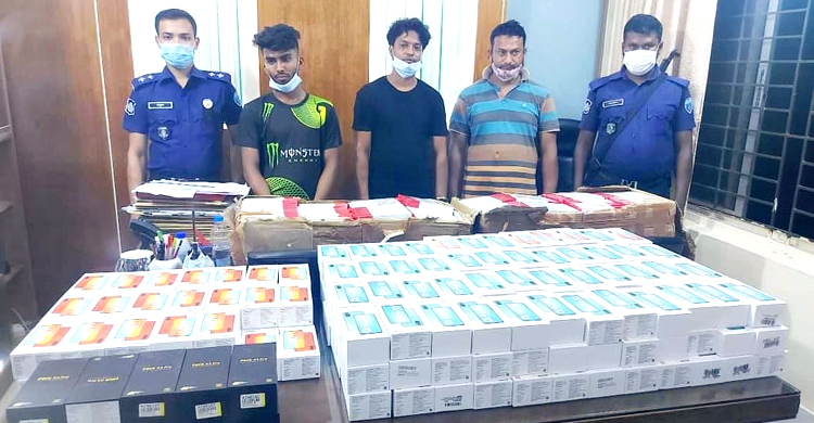 কুমিল্লায় ৪০ লাখ টাকার অবৈধ স্মার্টফোন জব্দ, গ্রেফতার ৩