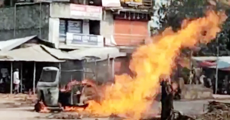 গাছের গোড়া তুলতে গিয়ে গ্যাস লাইনে আগুন, অগ্নিদগ্ধ ২