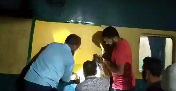 কুমিল্লায় ট্রেনে পাথর নিক্ষেপ, শিশুসহ আহত ২