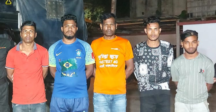 কুমিল্লায় পাঁচ লাখ ভারতীয় আতশবাজিসহ ৫ যুবক গ্রেফতার