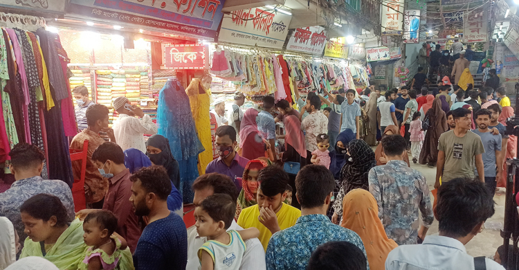 রাতদিন জমজমাট কুমিল্লার ঈদ বাজার