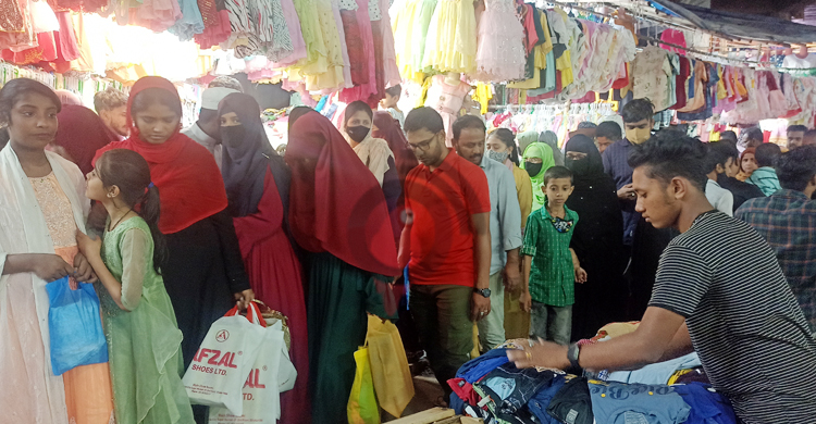রাতদিন জমজমাট কুমিল্লার ঈদ বাজার