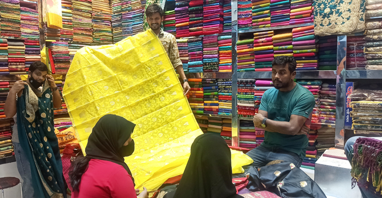 রাতদিন জমজমাট কুমিল্লার ঈদ বাজার