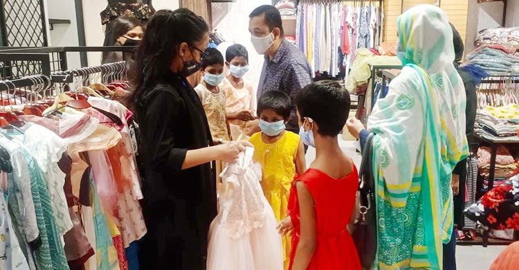 কুমিল্লায় নিজেদের পছন্দমত পোশাক কিনল ১০০ শিশু