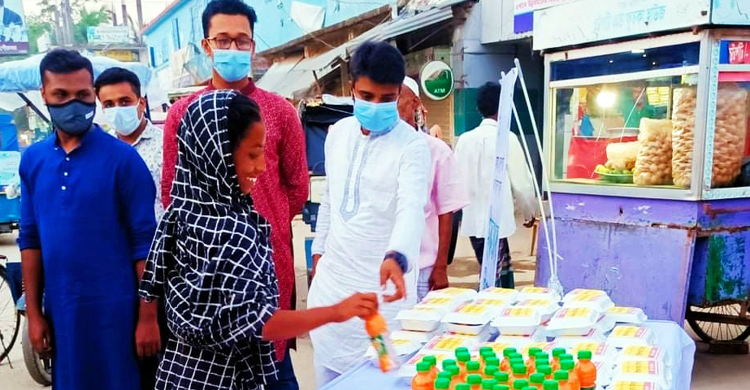 সড়কের পাশে সাজিয়ে রাখা হয় ইফতার