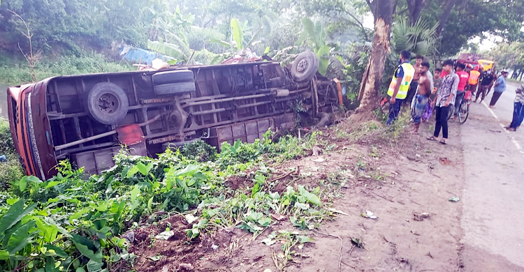 কুমিল্লায় নিয়ন্ত্রণ হারিয়ে বাস খাদে, চালক-হেলপার নিহত
