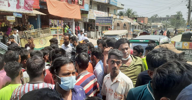 মাসে ‘চাঁদা’ ১২০০, কুমিল্লায় সিএনজিচালকদের সড়ক অবরোধ