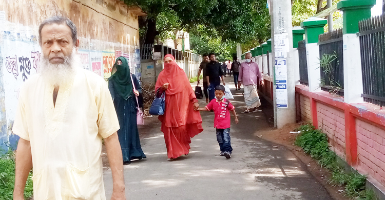 বন্ধ নগর উদ্যান-ধর্মসাগর, রাস্তায় প্রশান্তি খুঁজছেন দর্শনার্থীরা