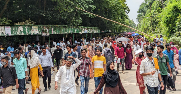 জমা রাখার কথা বলে চবির ৭ ভর্তিচ্ছুর মোবাইল-ব্যাগ নিয়ে চম্পট