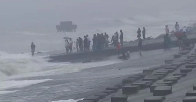 উত্তাল সমুদ্রের সামনে সেলফি তোলার হিড়িক
