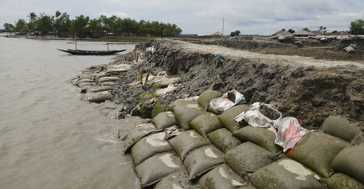 ঘূর্ণিঝড় জাওয়াদ: ক্ষতিগ্রস্ত বেড়িবাঁধ নিয়ে শঙ্কায় উপকূলবাসী