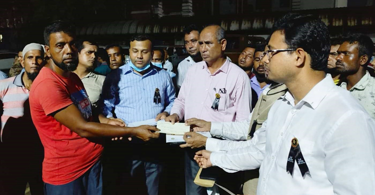 চকবাজার অগ্নিকাণ্ড: দুই লাখ করে পেলো নিহতদের পরিবার