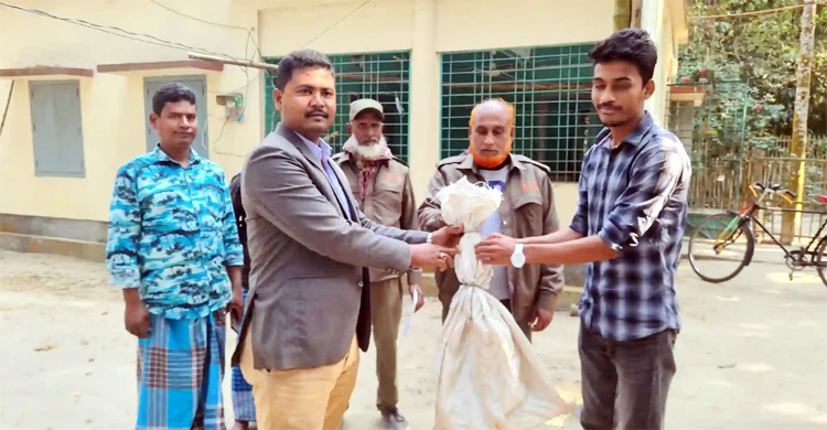 দিনাজপুরে সরিষা ক্ষেত থেকে চন্দ্রবোড়া উদ্ধার