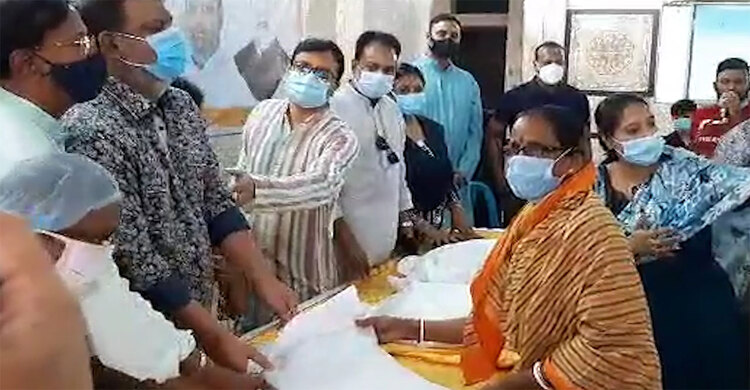 দুই শতাধিক হিন্দু পরিবারকে ঈদ উপহার দিলেন কাউন্সিলর আলো | ১০ মে ২০২১