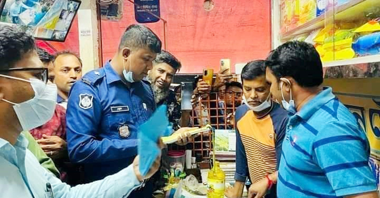 কুমিল্লায় বেশি দামে সয়াবিন তেল বিক্রি করায় জেল-জরিমানা