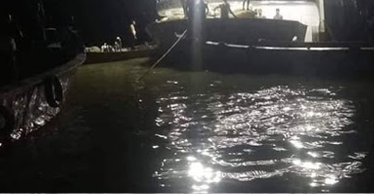 মাঝ নদীতে লঞ্চে ডাকাতের হানা