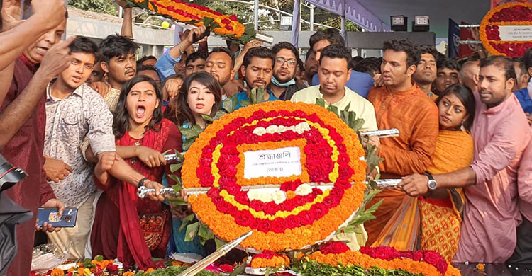 বঙ্গবন্ধুর প্রতিকৃতিতে ডাকসুর ‘ঐক্যবদ্ধ’ শ্রদ্ধা