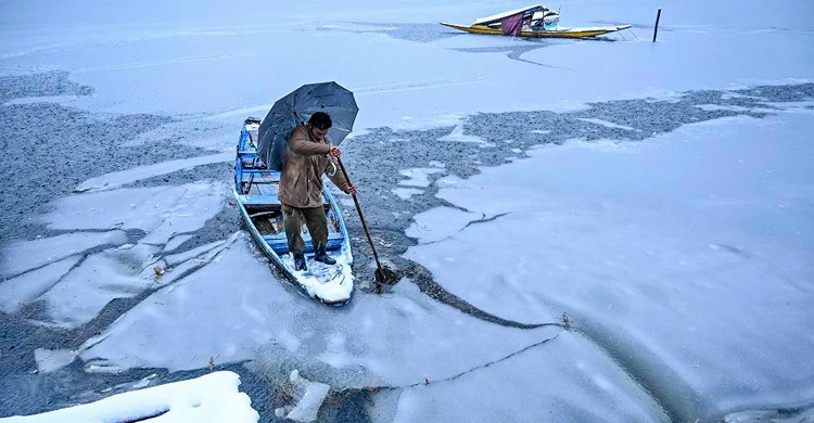 কাশ্মীরে জমে বরফ ডাল লেকের পানি