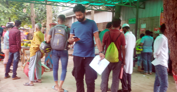 তিনি বিআরটিএর দালাল, ভিজিটিং কার্ডে তাঁতী লীগ নেতা!