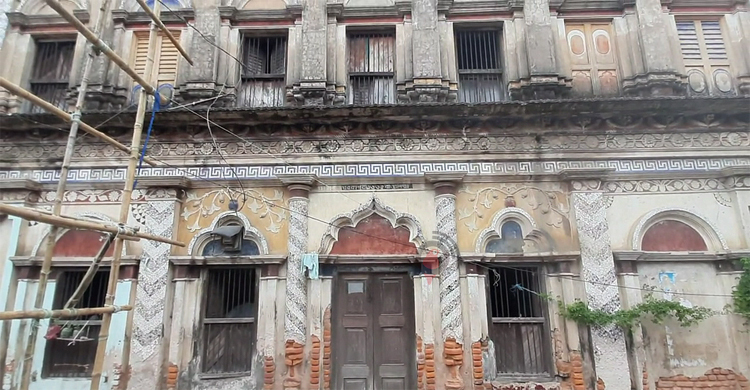 দুই কিলোমিটারের বাড়িতে বসবাস ৭ হাজার মানুষের