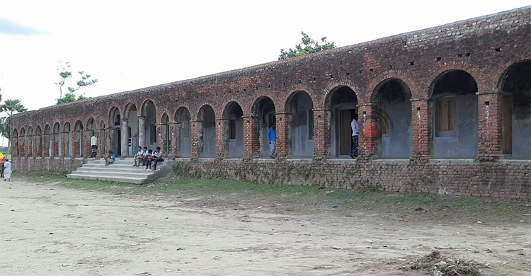 দুই কিলোমিটারের বাড়িতে বসবাস ৭ হাজার মানুষের