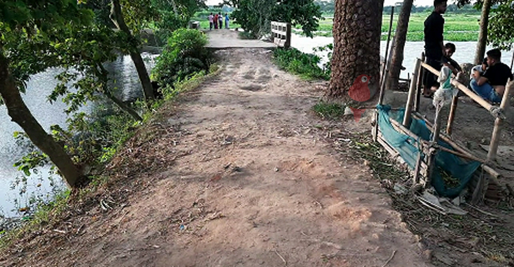 দুই কিলোমিটারের বাড়িতে বসবাস ৭ হাজার মানুষের