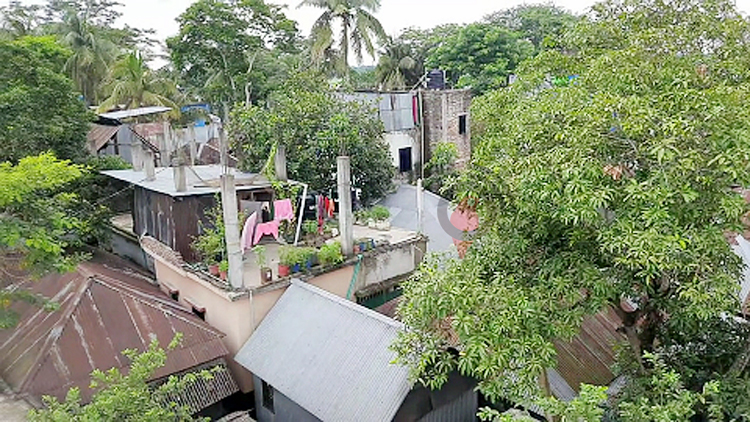 দুই কিলোমিটারের বাড়িতে বসবাস ৭ হাজার মানুষের