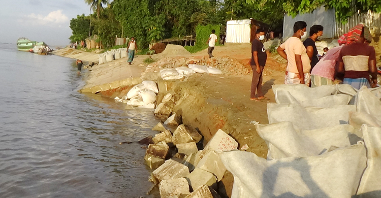 প্রকল্পের কাজ শেষ না হতেই ধসে গেল শহর রক্ষা বাঁধের ব্লক