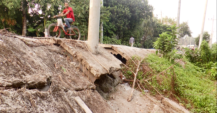 বছর না যেতেই ‘টেকসই’ বাঁধে ধস