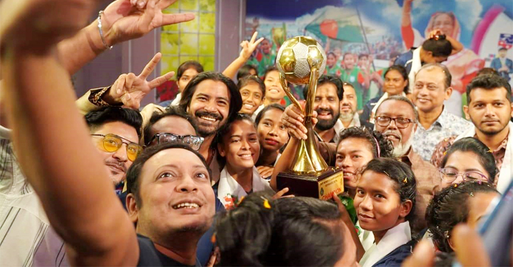 সাফ চ্যাম্পিয়নশিপ জয়ী মেয়েদের সঙ্গে ‘দামাল’ টিম