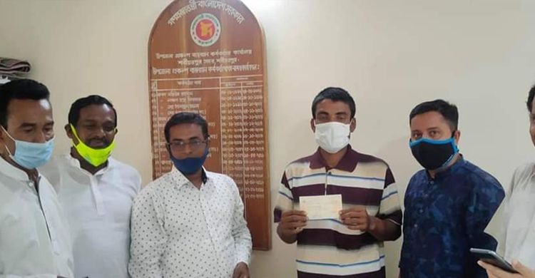 সেই মতি-রাশিদাকে টিন ও নগদ অর্থ দিলেন এমপি অপু