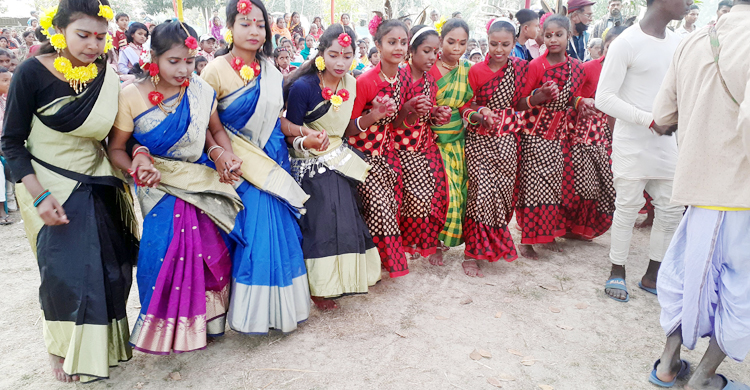 ঢোলের তালে নাচলো ১০ সাংস্কৃতিক দল