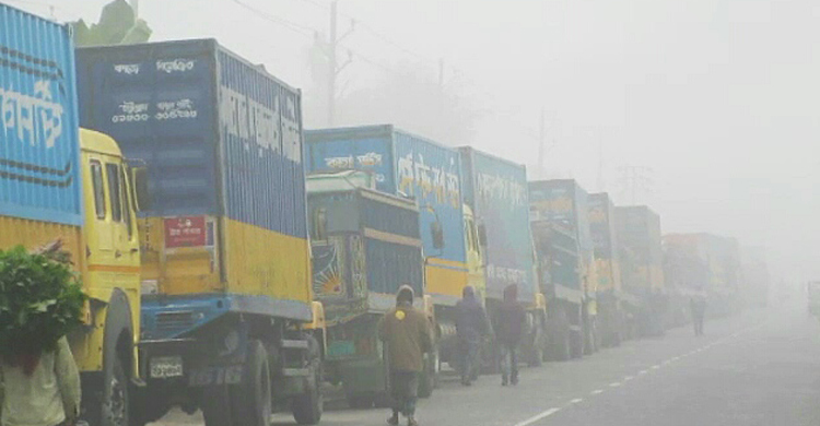 দৌলতদিয়ায় নদী পারের অপেক্ষায় কয়েকশ ট্রাক
