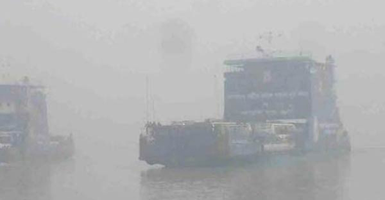 ঘন কুয়াশায় দৌলতদিয়া-পাটুরিয়ায় ফেরি চলাচল বন্ধ